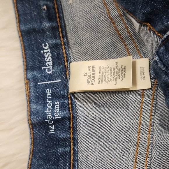 Liz Claiborne Medium Wash Classic Cut Jean's - Picture 6 of 6